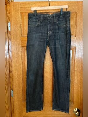 Levi’s 514 (Dark Wash)